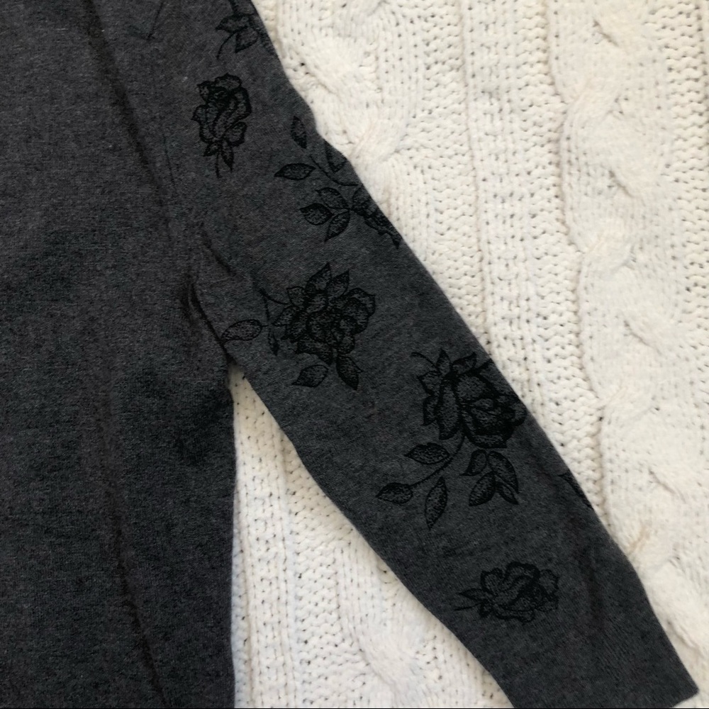 White House Black Market XS gray w black floral cardigan NWOT - Picture 8 of 8